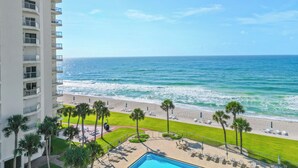 Un hôtel en bord de mer doté d’une piscine, d’une plage et offrant une vue sur l’océan.