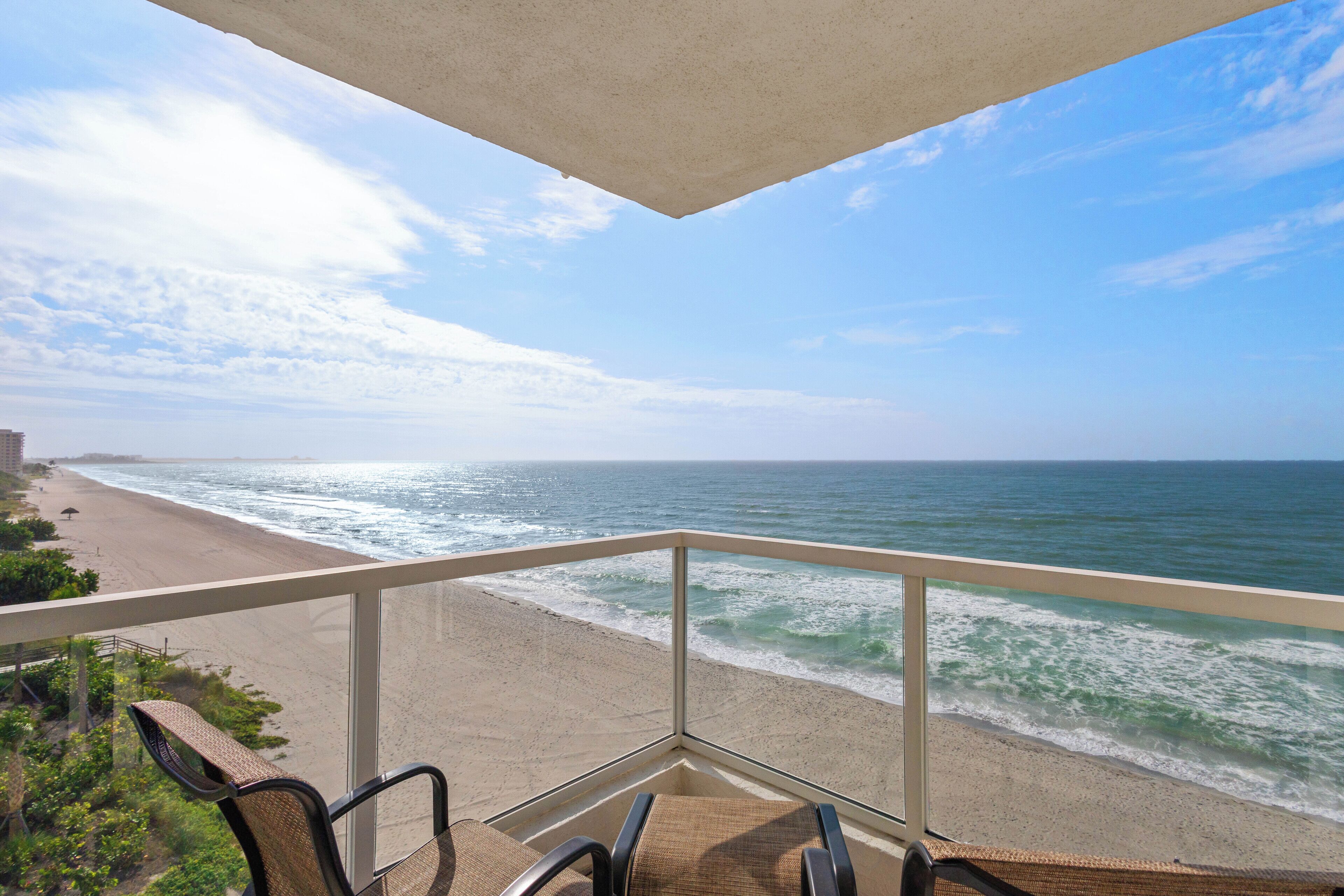 Un balcon avec vue sur la plage et l’océan.