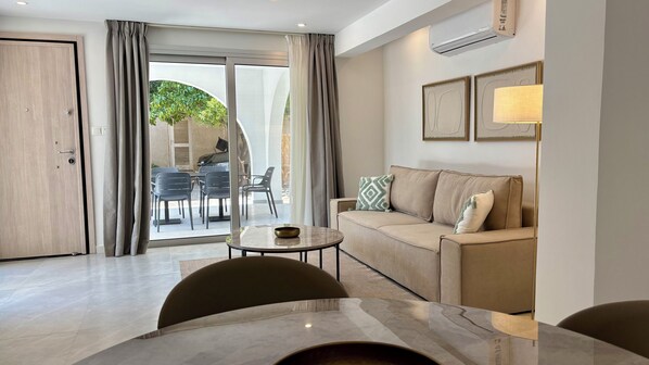 Deluxe Apartment, Garden View | Living area - Kantara Apartment w Pool by TrulyCyprus (Limassol)