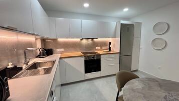 Apartemen Deluks, pemandangan kebun | Dapur pribadi | Lemari es, microwave, oven, dan kompor