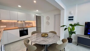 Deluxe-Apartment, Gartenblick | Esszimmer