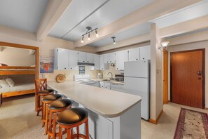 Geladeira, micro-ondas, fogão, cooktop