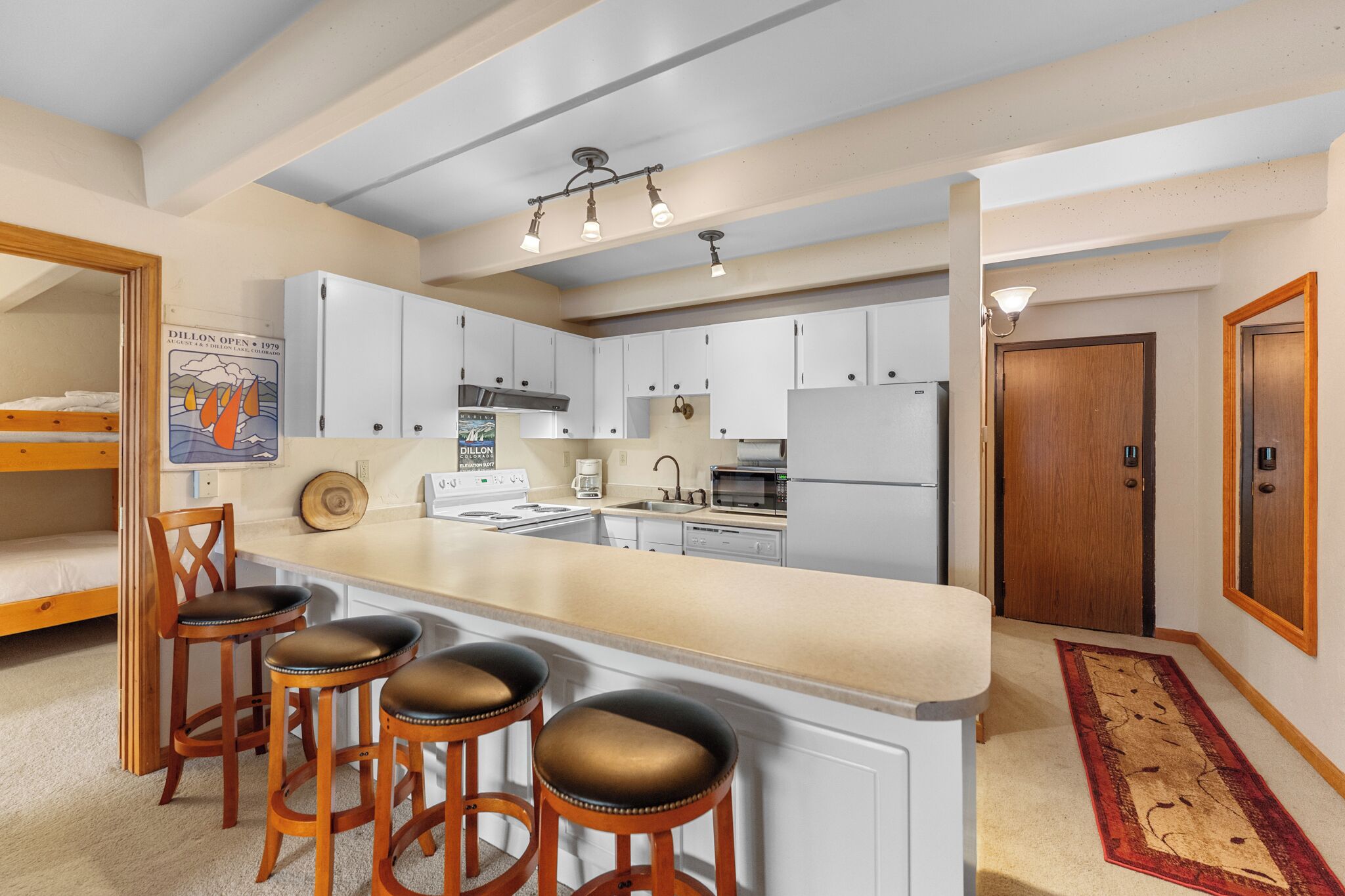 Kjøleskap, mikrobølgeovn, ovn og kokeplater