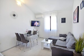 TV - Quiet holiday apartment with balcony (Umag)