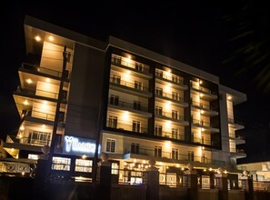 Vista frontal de la propiedad