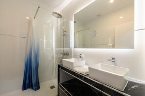 Shower - Spacious 2-bedroom flat in the centre of Madrid. (Madrid)