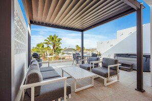Outdoor dining - Romantic 1BR Getaway w/ Private Jacuzzi by Bocobay (Noord)