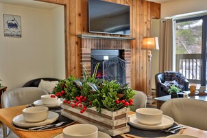 Condo, 2 Bedrooms | Dining