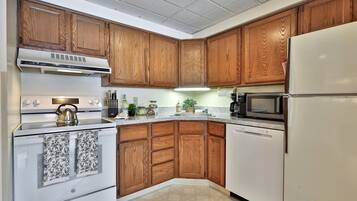 Condo, 2 Bedrooms | Private kitchen