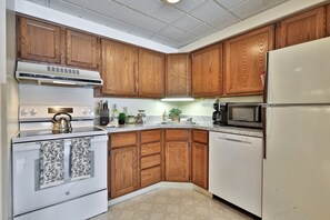 Condo, 2 Bedrooms | Private kitchen - Mountain Green Condo 2b4 2 Bedroom Condo (Killington)