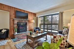 Condo, 2 Bedrooms | Living area