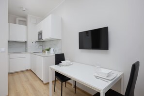 Réfrigérateur, micro-ondes, plaque de cuisson, lave-vaisselle