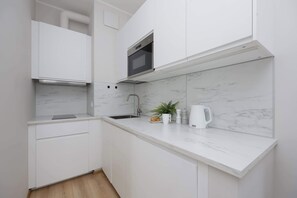 Réfrigérateur, micro-ondes, plaque de cuisson, lave-vaisselle