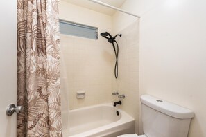 Apartment, 2 Schlafzimmer | Badezimmer | Handtücher, Shampoo