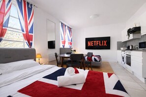 Een strijkplank/strijkijzer, reisbedje, wifi, beddengoed