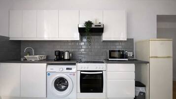 Een koelkast, een magnetron, een oven, een kookplaat