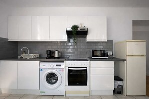 Een koelkast, een magnetron, een oven, een kookplaat