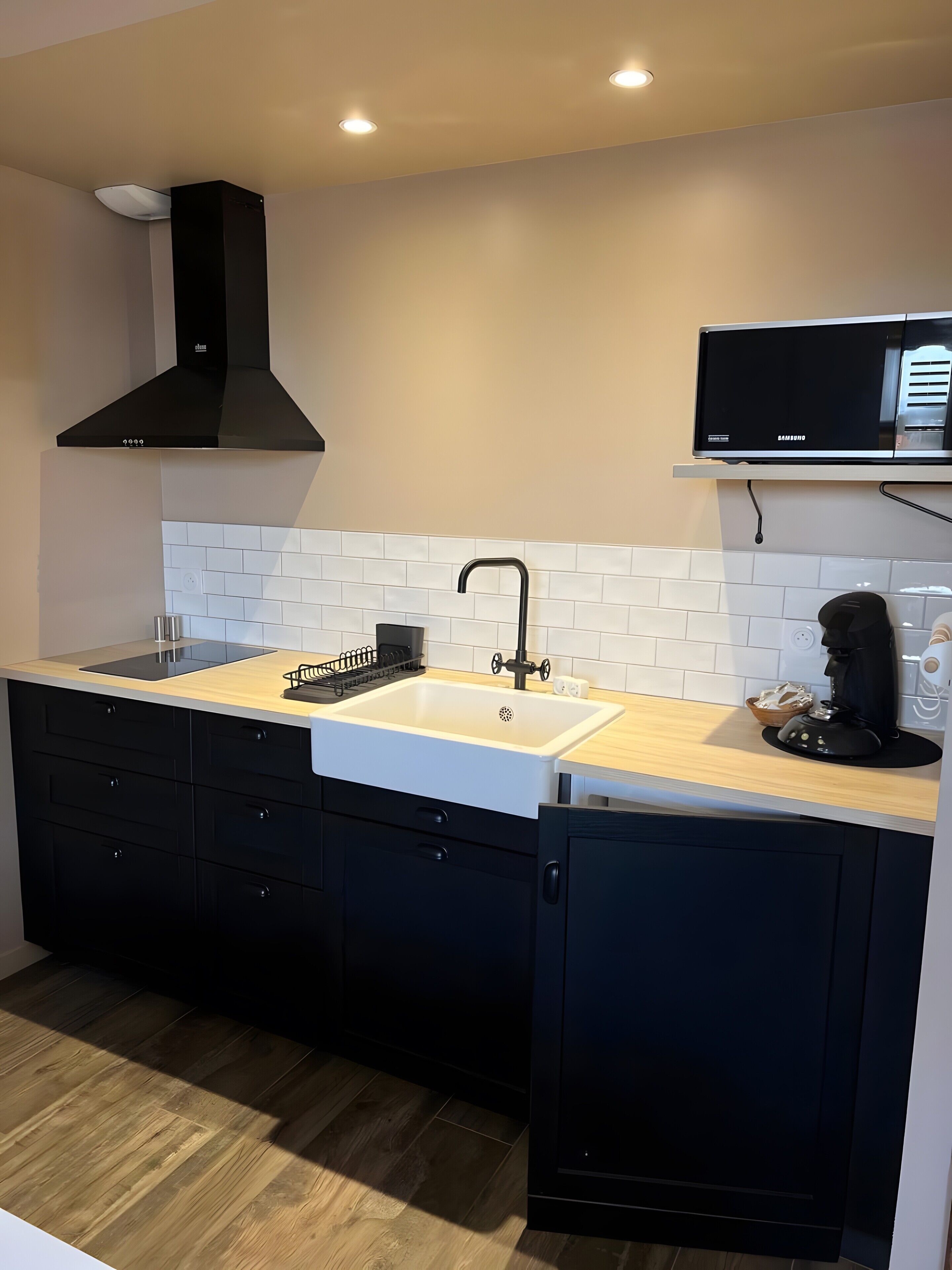 Frigorífico, microondas, placa de cocina y cafetera o tetera