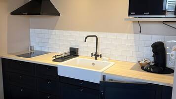 Frigorífico, microondas, placa de cocina y cafetera o tetera