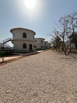 Property grounds - Narwar Lakefront Resort (Shivpuri)