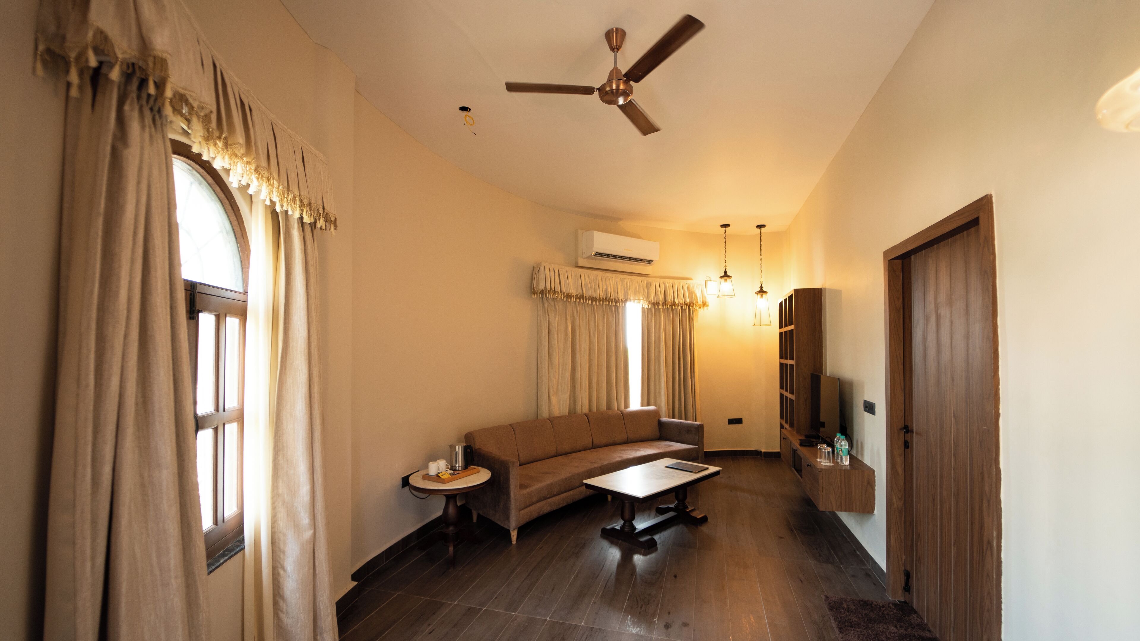 Premium cottage | Woonruimte | Een computerscherm en een printer