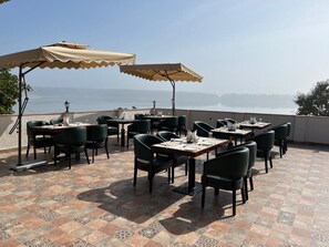 Outdoor dining - Narwar Lakefront Resort (Shivpuri)