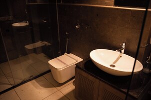 Habitación Deluxe doble, balcón, vistas al jardín | Baño | Zapatillas