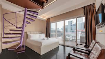 Loft Confort, balcón, vista a la ciudad | Caja de seguridad en la habitación y cortinas blackout