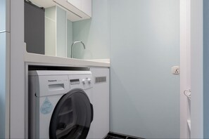 In-room safe, blackout drapes, iron/ironing board, free WiFi - Dinowa (Singapore)