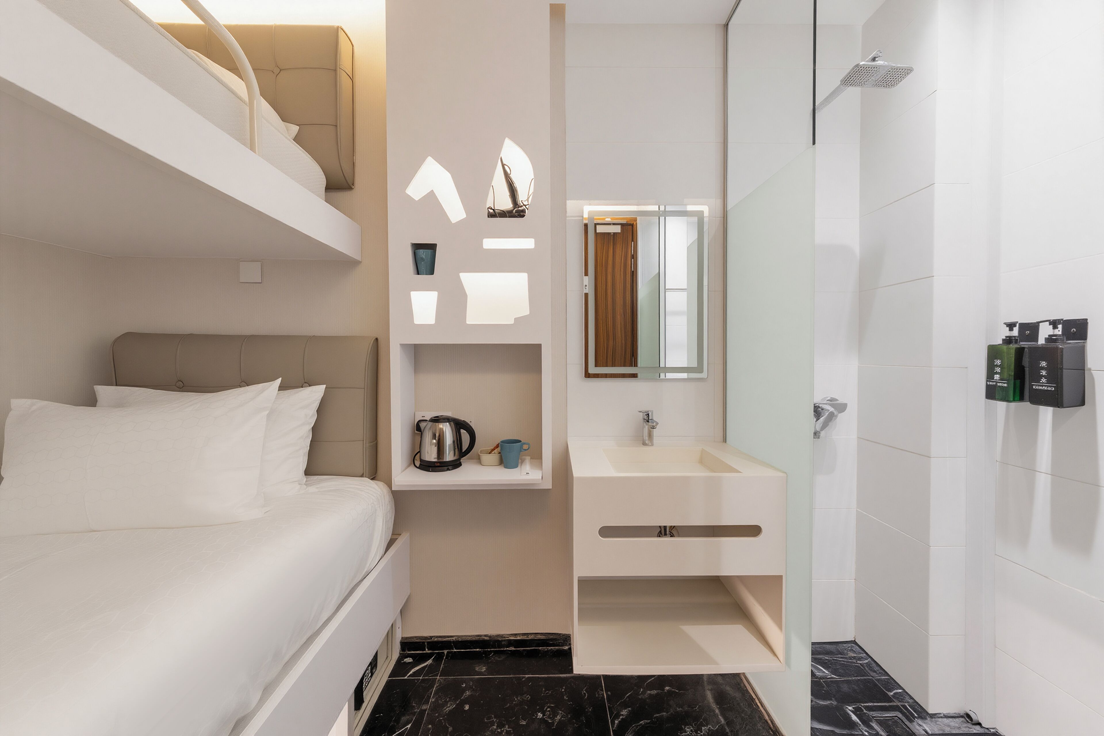 Dormitorio compartido Confort | Caja de seguridad en la habitación y cortinas blackout 