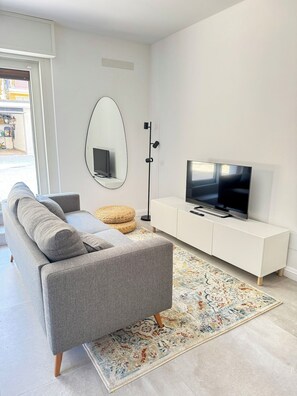 Apartment | Living area | Flat-screen TV - Casa Mina (Opera)