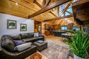 Smart TV, fireplace, ping pong - Treetop Hideaway! Shuffleboard, Hot Tub, Fire Ring, Bunks, games! (Broken Bow)