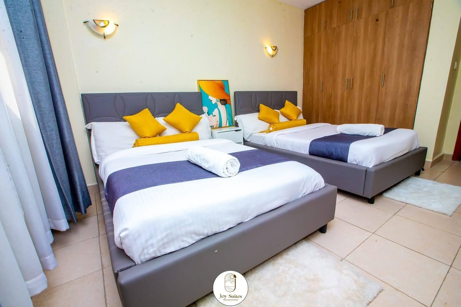 Een strijkplank/strijkijzer, internet, beddengoed