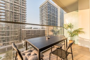Outdoor dining - Steps Away From JBR Beach And Marina Promenade, Quick Access To Palm Jumeirah (Dubai)