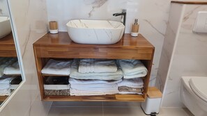 Shower, hair dryer, towels, soap - SEA VIEW ROOM (Petite-Île)