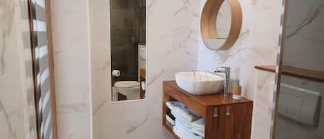 Douche, sĂšche-cheveux, serviettes fournies, savon