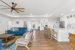 Smart TV - House of Cards  Private pool and private hot tub. Short walk to the beach. (St. George Island)