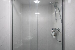 Shower, hair dryer - British-style (10) Studio in Hyde Park (Greater London)