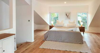 Modern newly built house approx. 200 mÂČ close to the airport. WLAN, parking lot, underfloor heating