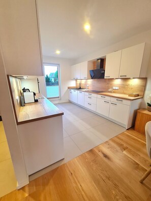 Kühlschrank, Ofen, Herdplatte, Geschirrspüler