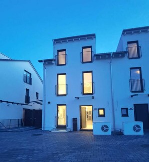 Exterior - Modern newly built house approx. 200 m² close to the airport. WLAN, parking lot, underfloor heating (Egelsbach)