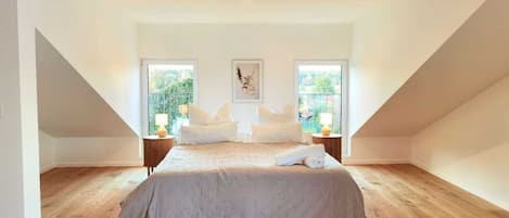 4 bedrooms, iron/ironing board, WiFi, bed sheets