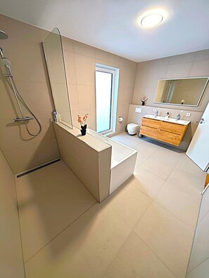 Shower, hair dryer, towels, soap - Modern newly built house approx. 200 m² close to the airport. WLAN, parking lot, underfloor heating (Egelsbach)