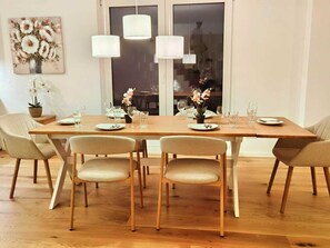 Dining - Modern newly built house approx. 200 m² close to the airport. WLAN, parking lot, underfloor heating (Egelsbach)