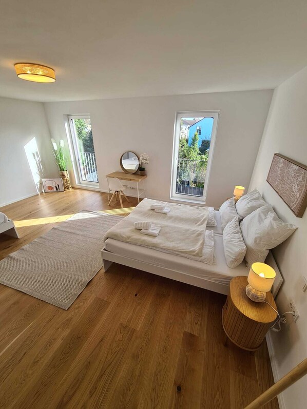 4 bedrooms, iron/ironing board, WiFi, bed sheets