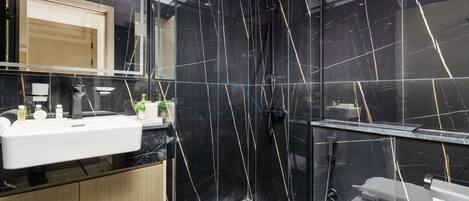 Dusche, Haartrockner, Bidet, Handtücher