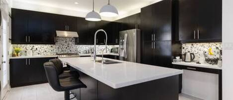 Four Ă micro-ondes, un four, surface de cuisson, lave-vaisselle