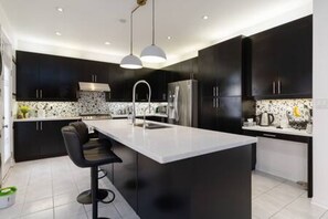 Microwave, oven, stovetop, dishwasher - Milton Serenity Family Home (Milton)