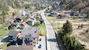A residential area with houses along a road, surrounded by mountains. - The Space🏔 Beautiful Mountain House 5 Minutes from the Alleghe Slopes – Comfort & Nature in the Heart of the DolomitesExperience a unique stay in the Dolomites in a mountain house cared for in every detail, perfect for ski lovers in winter and hikin (Alleghe)