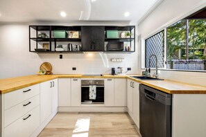 Fridge, microwave, oven, stovetop - Family-Friendly Pool & Patio Retreat, Walk to Beach & Dining (Trinity Beach)